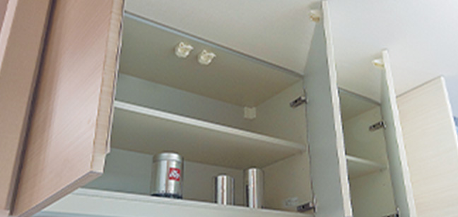 食器、調理器具、調味料などをすっきり収納。