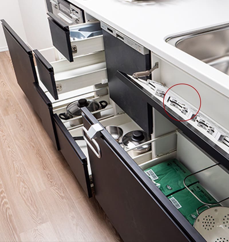 食器、調理器具、調味料などをすっきり収納。
