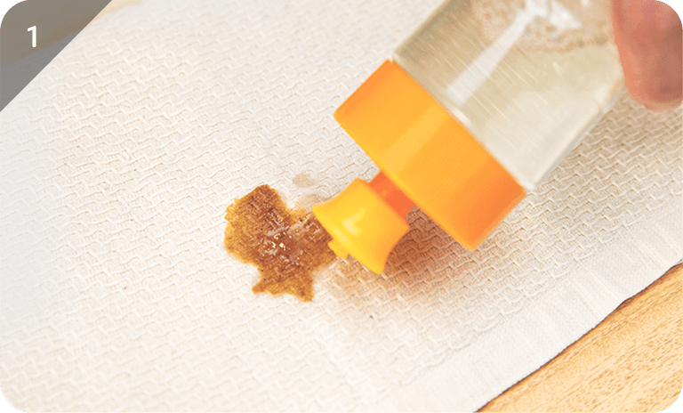 食器用洗剤を汚れに含ませます。