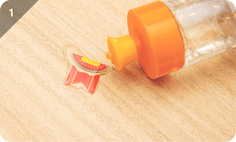 シールに食器用洗剤を含ませます。