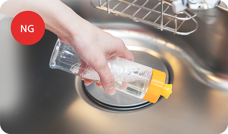洗剤を直接つけると洗剤ジミができてしまいます。