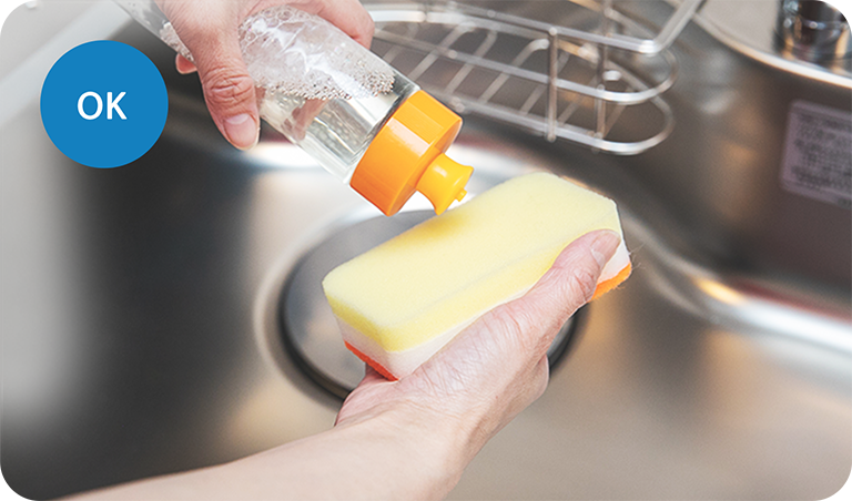 洗剤はスポンジや雑巾につけましょう。